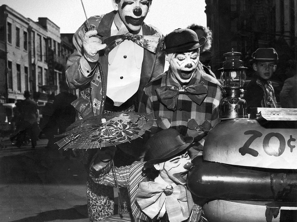 Mardi Gras Clowns ca 1946 (2142 Besuche) Mardi Gras clowns dining on a Lucky Dog. ca 1946 This is a photoshop restored version of the photo.... Mardi Gras Clowns ca 1946