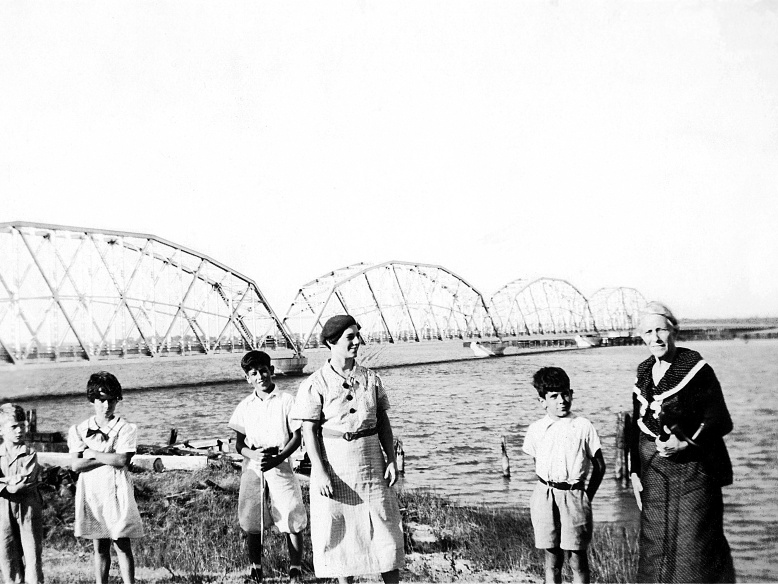 Fay Martin Pics 066 (2933 ទស្សនា) L-R: Jerry Viosca, Fay Viosca, Randall Viosca, Alice Baudean Viosca, Bob Viosca, Felicie Baudean (Gr... Fay Martin Pics 066